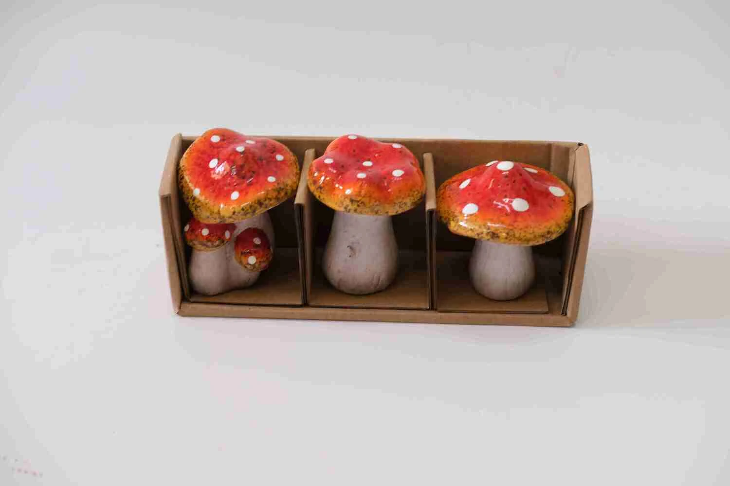 Intratuin Tuinbeeld Paddenstoelen Rood / Wit 6 X 7 X 8 Cm 3 Stuks 2 Intratuin Tuinbeeld Paddenstoelen Rood / Wit 6 X 7 X 8 Cm 3 Stuks - Afbeelding 2